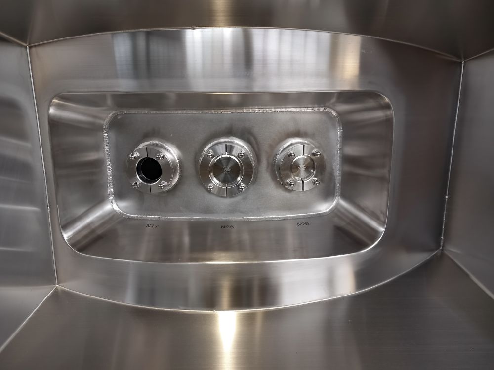 Vertical vessel with temperature control