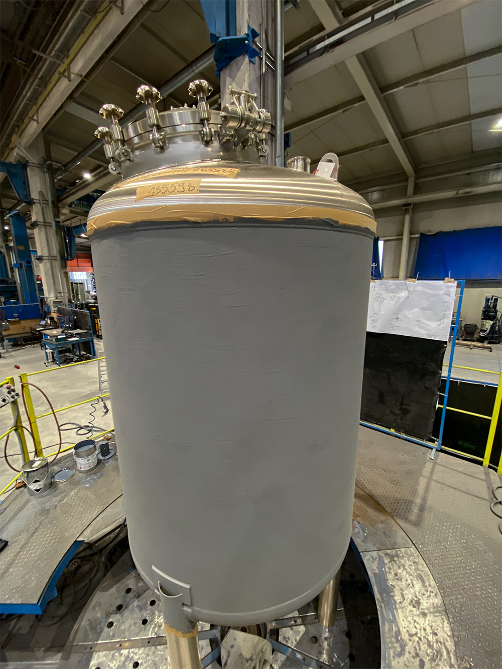 Vertical vessel with temperature control