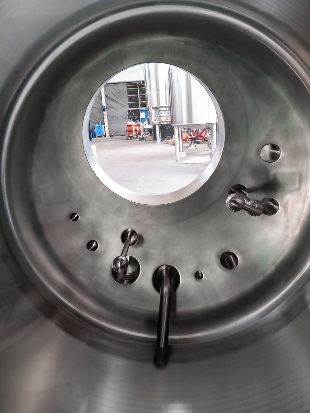 Vertical vessel with temperature control