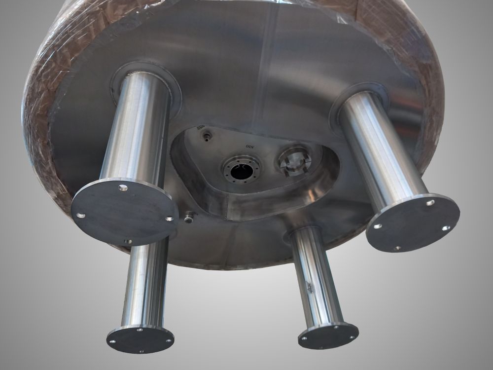 Vertical vessel with temperature control