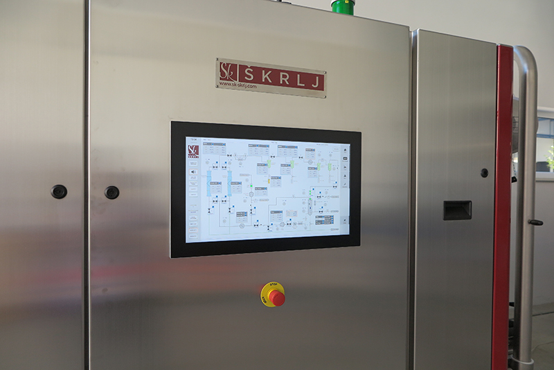 The MoSES 1.5.2 and 1.10.2 Pilot Series extractors are fully automated modular systems designed to perform CO2 extractions under subcritical or supercritical conditions, at pressures ranging from 1 to 350 bar and temperatures up to 100 °C, at a functional CO2 flow rate up to 40 kg/h.