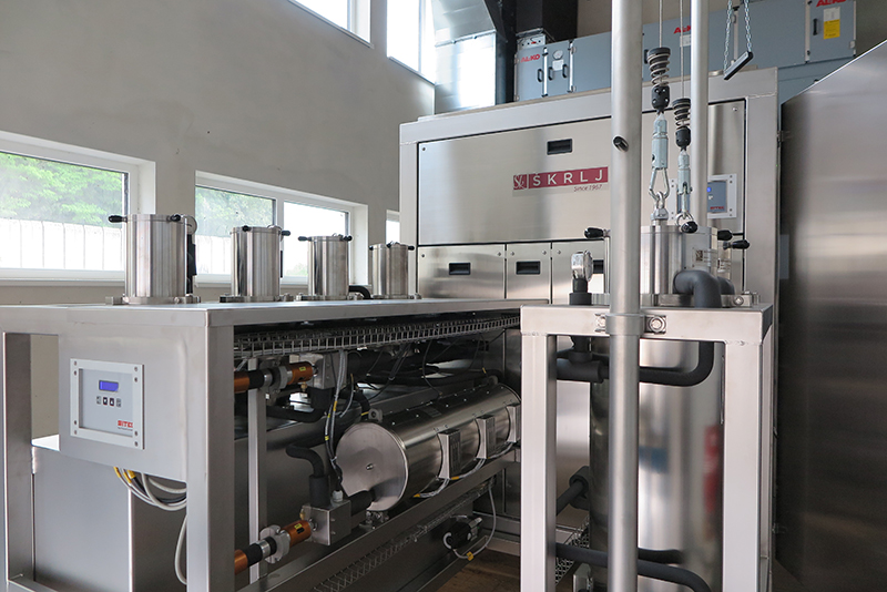 The MoSES 1.25 and 1.50 Production Series extractors are fully automated modular systems designed to perform CO2 extractions under subcritical or supercritical conditions, at pressures ranging from 1 to 350 bar and temperatures up to 85 °C, at a functional CO2 flow rate up to 200 kg/h.