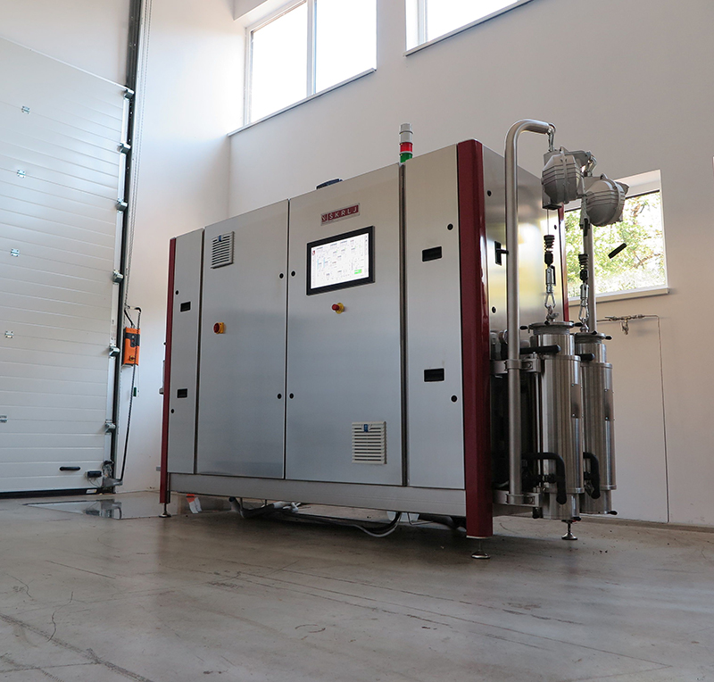 The MoSES 1.5.2 and 1.10.2 Pilot Series extractors are fully automated modular systems designed to perform CO2 extractions under subcritical or supercritical conditions, at pressures ranging from 1 to 350 bar and temperatures up to 100 °C, at a functional CO2 flow rate up to 40 kg/h.
