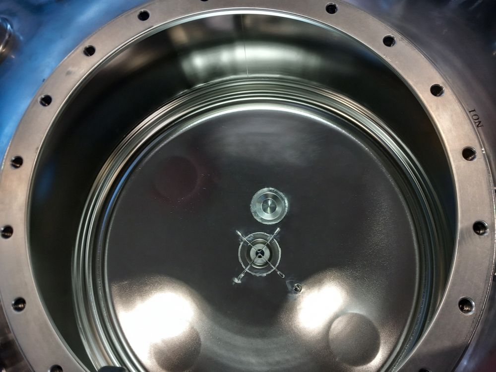 Vertical vessel with temperature control