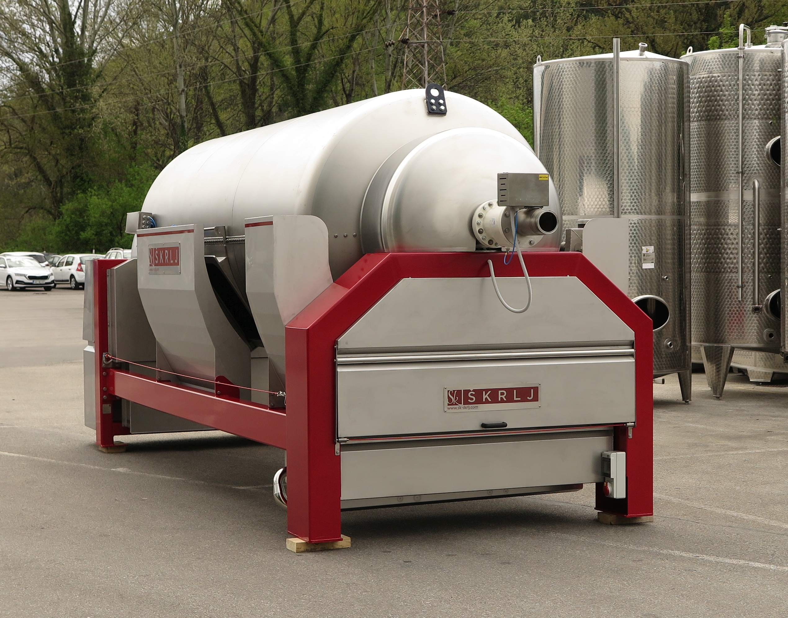 Pneumatic press type PST - closed pressing system, closed drum with internal drain channels
