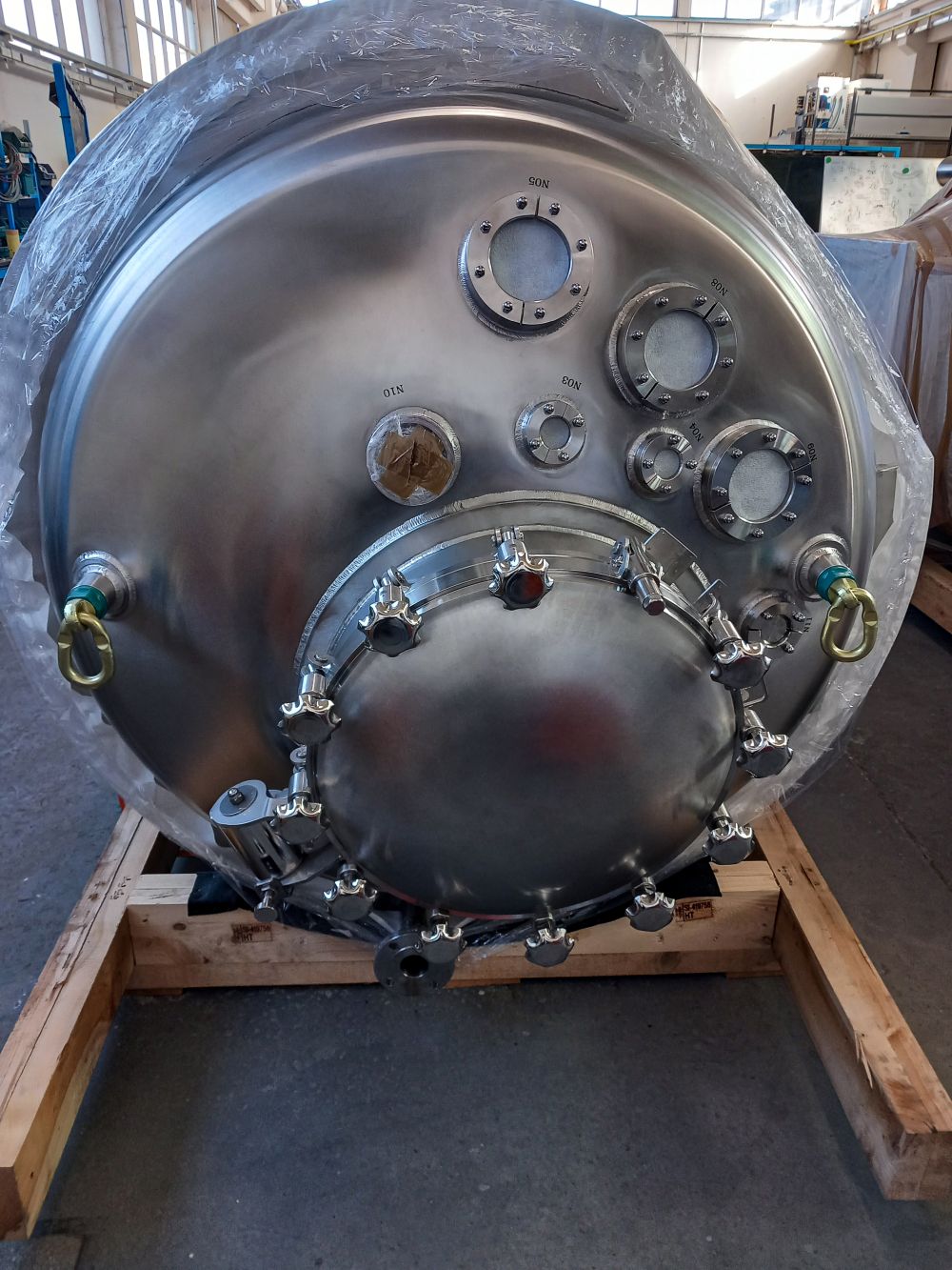 Vertical vessel with temperature control
