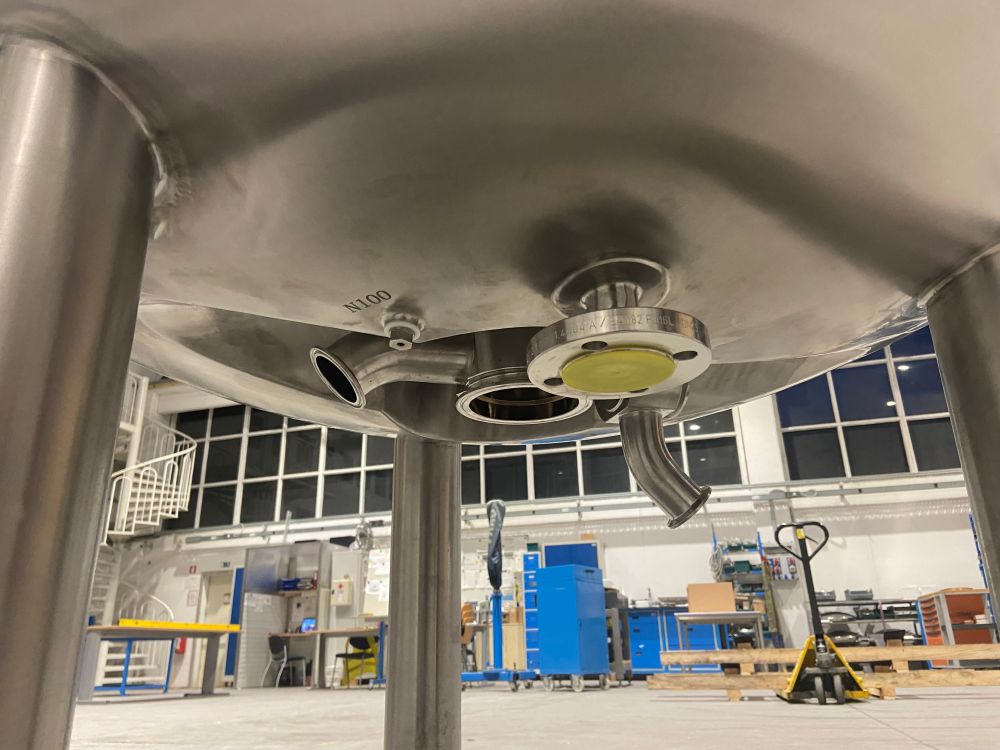 Vertical vessel with temperature control