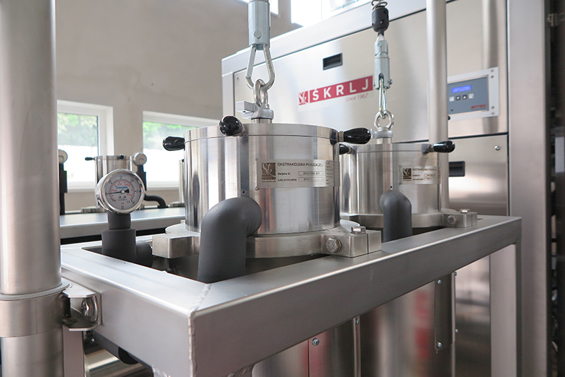 The MoSES 1.25 and 1.50 Production Series extractors are fully automated modular systems designed to perform CO2 extractions under subcritical or supercritical conditions, at pressures ranging from 1 to 350 bar and temperatures up to 85 °C, at a functional CO2 flow rate up to 200 kg/h.