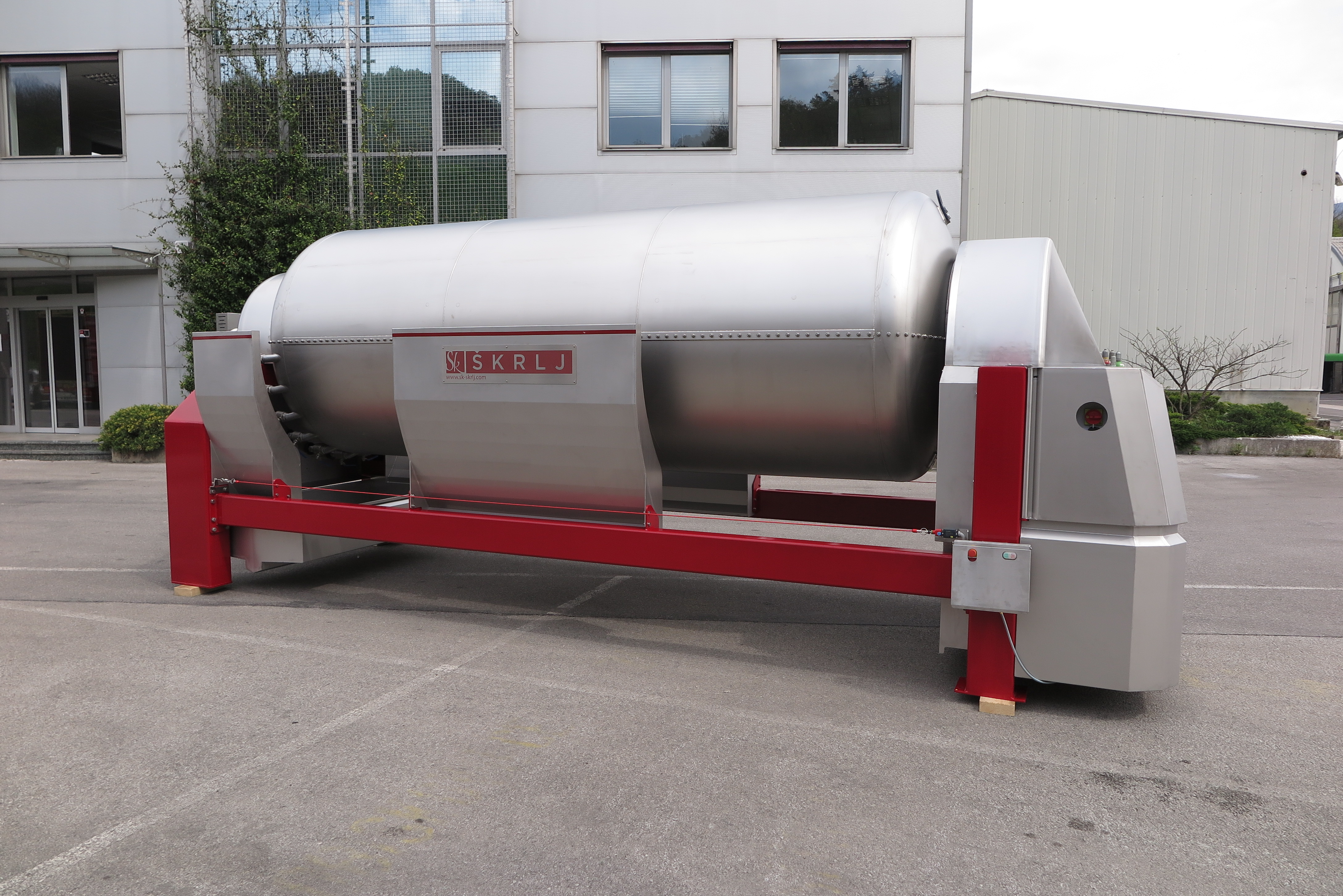 Pneumatic press type PST - closed pressing system, closed drum with internal drain channels