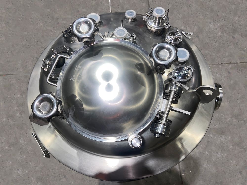 Vertical vessel with temperature control