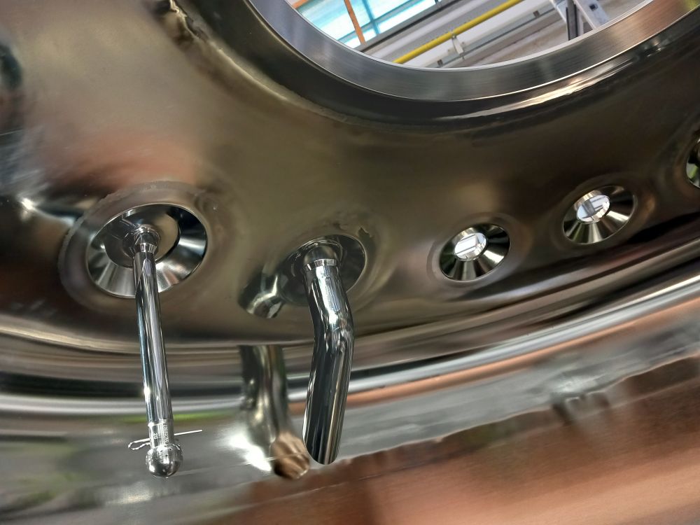 Vertical vessel with temperature control
