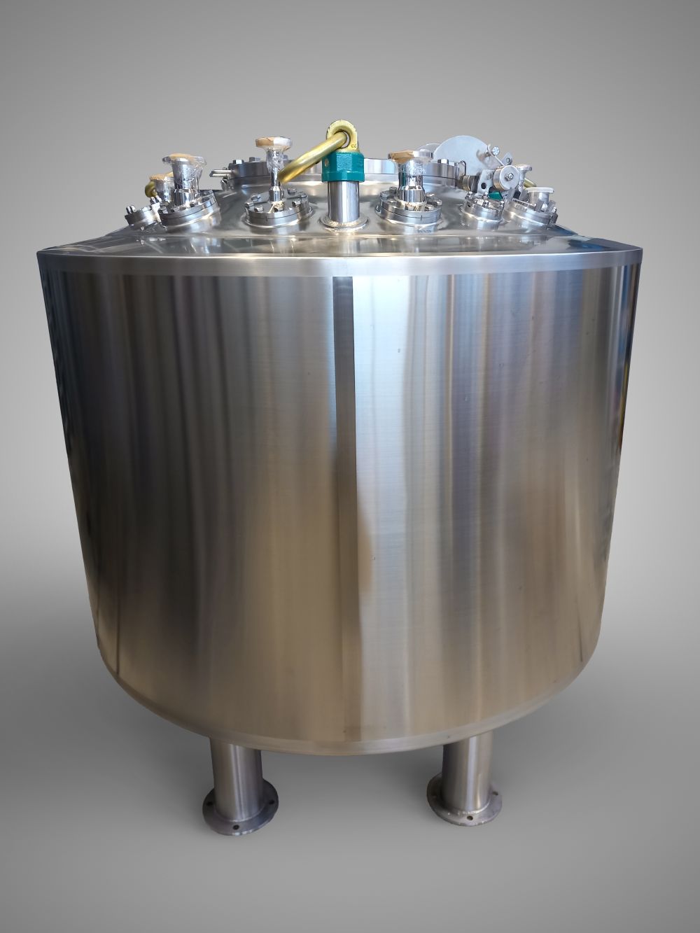Vertical vessel with temperature control