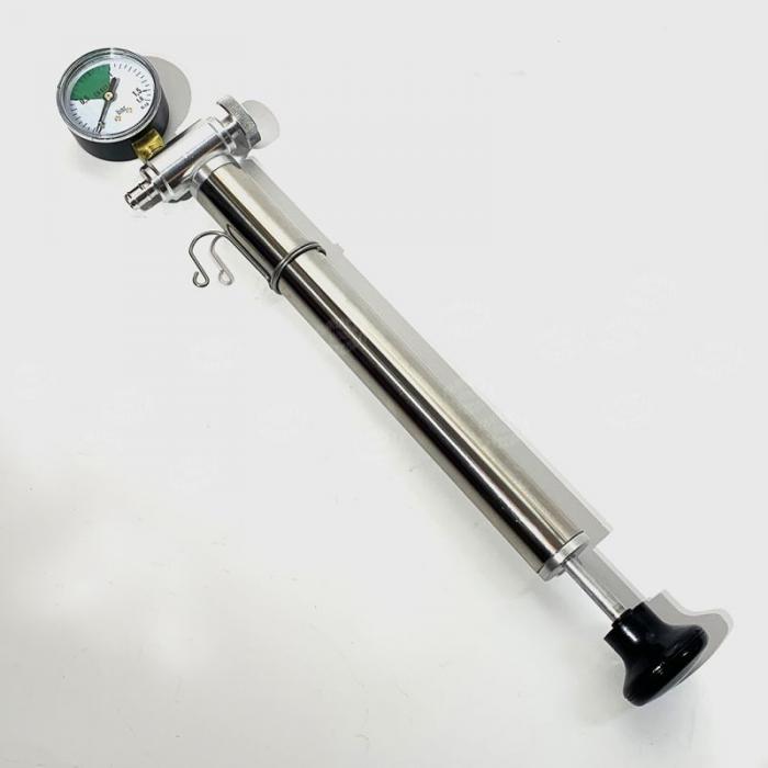 Pump with manometer