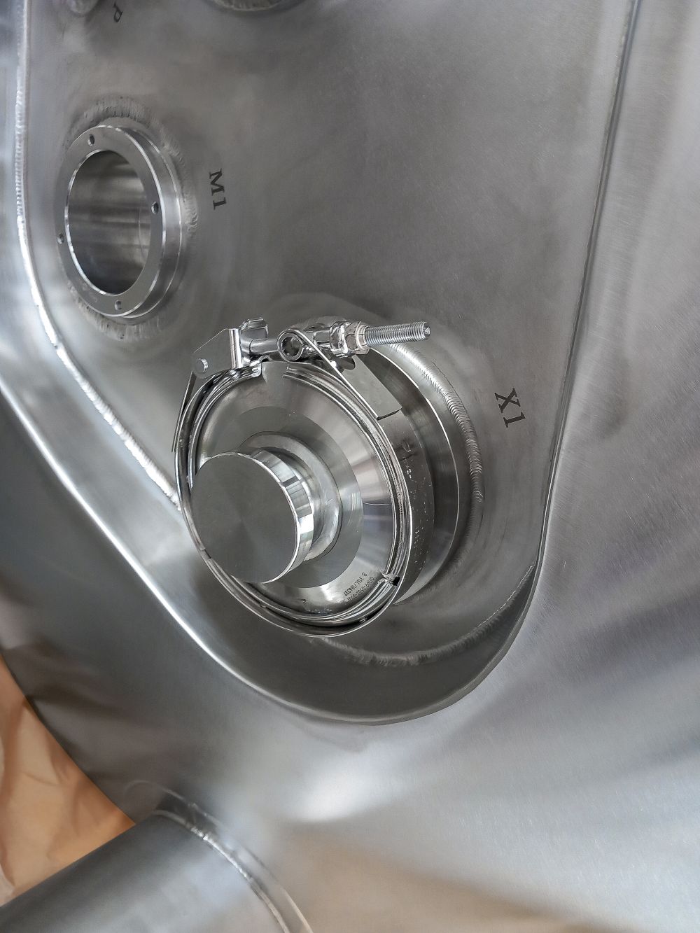 Vertical vessel with temperature control
