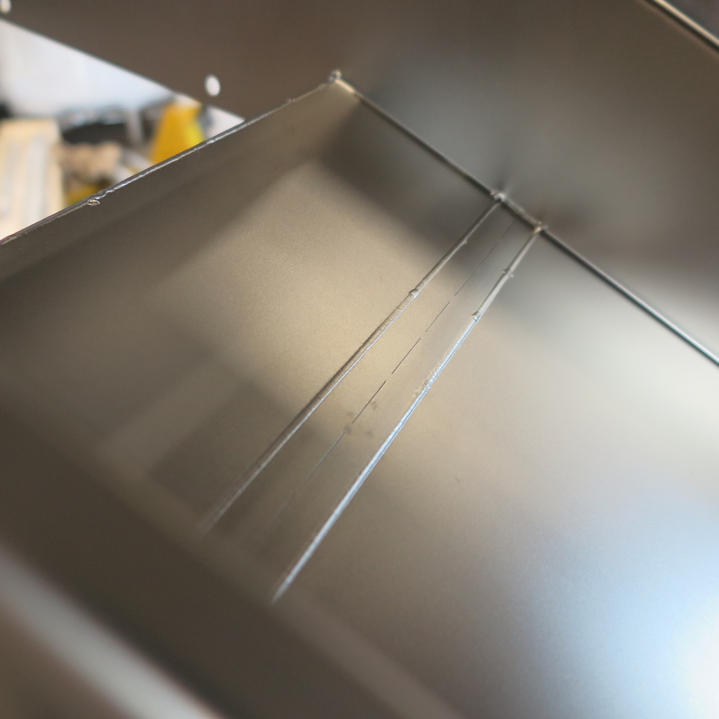 Nastro elevatore. Telaio autoportante in acciaio inox EN 1.4301 su ruote girevoli. Inclinazione regolabile del nastro. Nastro in PVC alimentare con listelli curvi. Sistema di tensionamento e rilascio (sblocco) rapido. Ugelli integrati per il risciacquo del nastro. Vaschetta recupero liquidi con scarico.