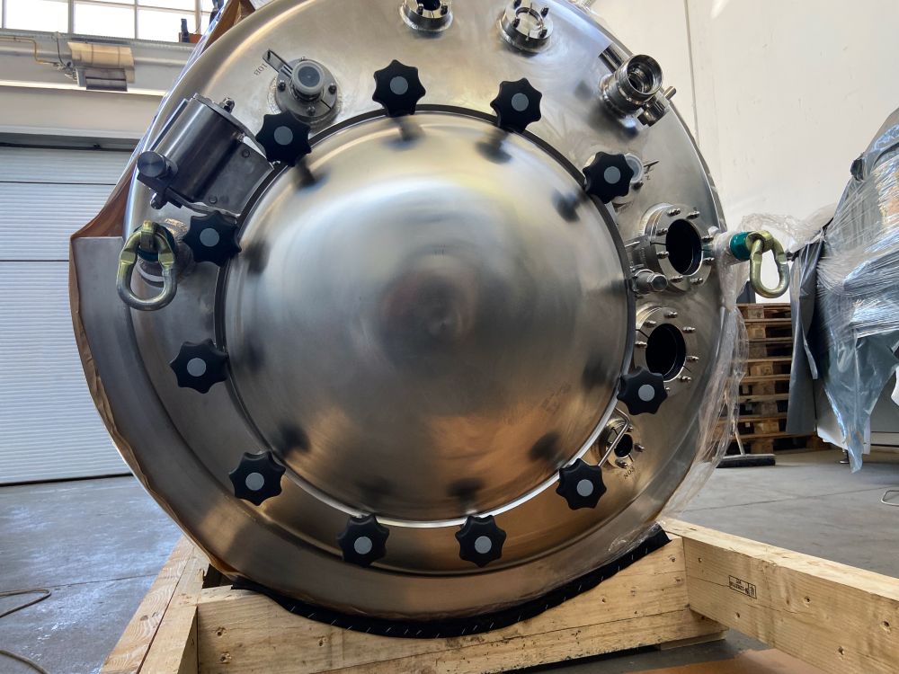 Vertical vessel with temperature control