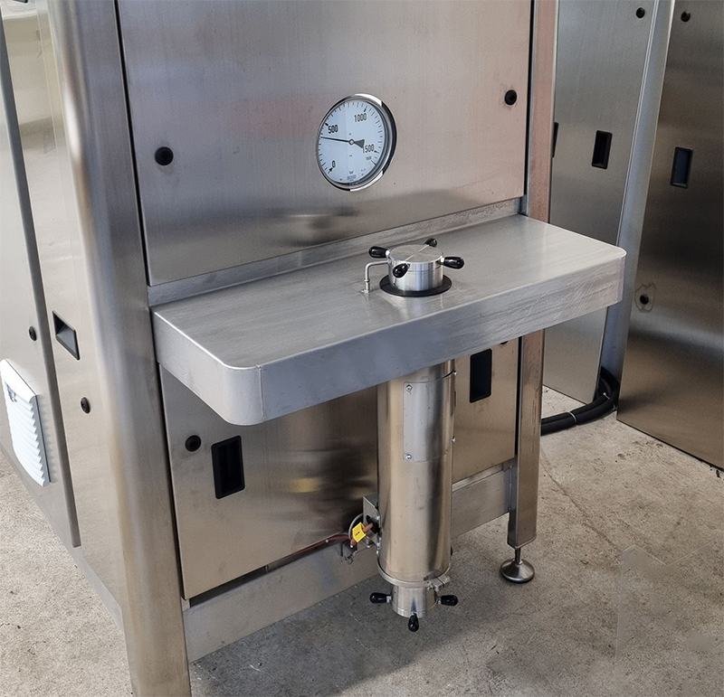 Laboratorijski ekstrakcijski sistem MoSES 1.1.1 je večnamenska naprava za ekstrakcijo trdno-tekoče, zasnovana za izvajanje CO2 ekstrakcije v subkritičnih ali superkritičnih pogojih pri tlakih od 1 do 1000 bar in temperaturah do 100 °C. Tlaki od 400 do 1000 bar povečajo topnost in selektivnost med postopkom ekstrakcije.