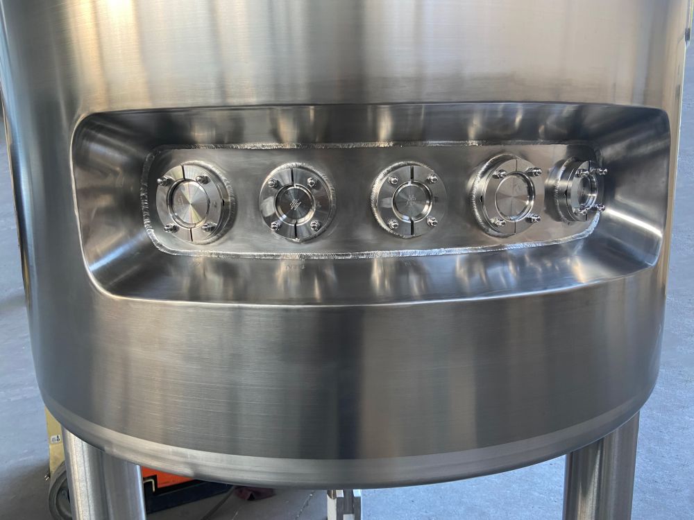 Vertical vessel with temperature control