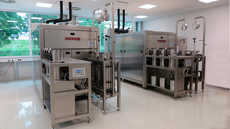 The MoSES 1.25 and 1.50 Production Series extractors are fully automated modular systems designed to perform CO2 extractions under subcritical or supercritical conditions, at pressures ranging from 1 to 350 bar and temperatures up to 85 °C, at a functional CO2 flow rate up to 200 kg/h.