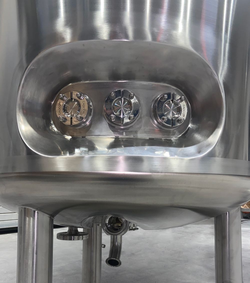 Vertical vessel with temperature control