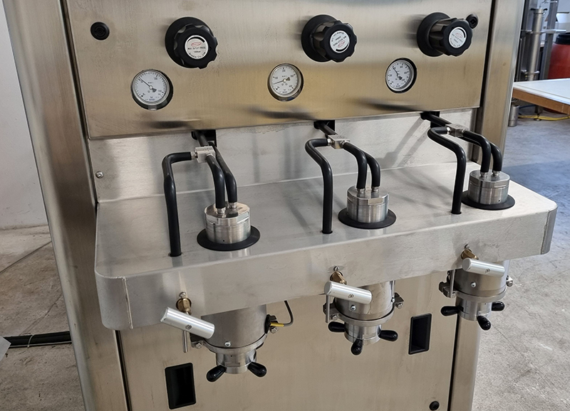 Laboratorijski ekstrakcijski sistem MoSES 1.1.1 je večnamenska naprava za ekstrakcijo trdno-tekoče, zasnovana za izvajanje CO2 ekstrakcije v subkritičnih ali superkritičnih pogojih pri tlakih od 1 do 1000 bar in temperaturah do 100 °C. Tlaki od 400 do 1000 bar povečajo topnost in selektivnost med postopkom ekstrakcije.