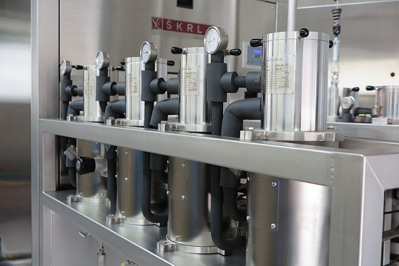 The MoSES 1.25 and 1.50 Production Series extractors are fully automated modular systems designed to perform CO2 extractions under subcritical or supercritical conditions, at pressures ranging from 1 to 350 bar and temperatures up to 85 °C, at a functional CO2 flow rate up to 200 kg/h.